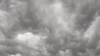 Gökyüzünde hareket eden bulutların doğal dokusu. Arka planı meditasyon ve hipnotik etkiyle hareket ettiriyor..