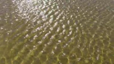 Suda akan dalgaların doğal dokusu. Meditasyon ve hipnotik etki ile arka plan taşınıyor.