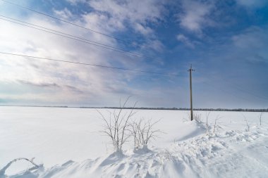 Kır kışı manzarası, her yer karla kaplıydı.