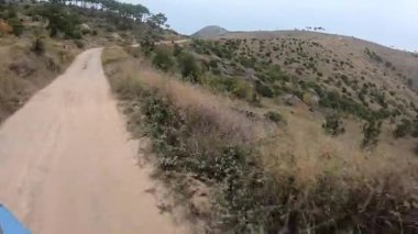 Hırvatistan 'ın Hvar adasındaki dağlarda yol