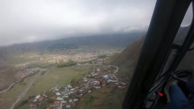 Gürcistan, Kazbegi yakınlarındaki Kafkasya Dağları 'nda helikopter uçuşu