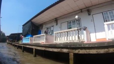 Tayland, Bangkok 'un su kanallarında geleneksel Tayland teknesi