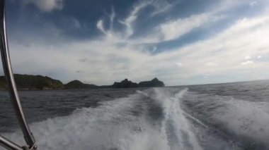 Tayland 'da küçük adalar arasında gemiyle yolculuk.