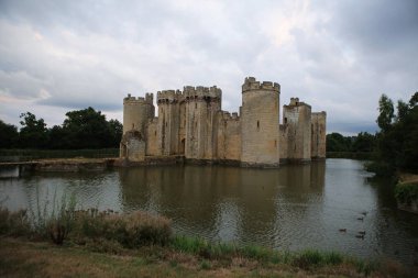 Robertsbridge yakınlarındaki Bodiam Kalesi, İngiltere 'deki Doğu Sussex,