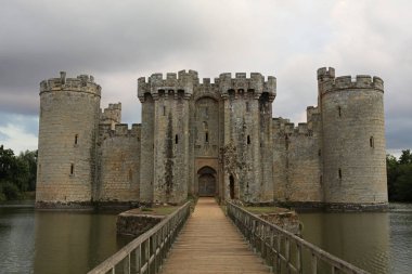 Robertsbridge yakınlarındaki Bodiam Kalesi, İngiltere 'deki Doğu Sussex,