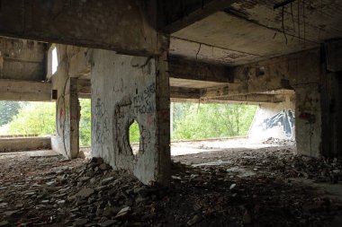 Saraybosna-Bosna-Hersek Kuşatması sırasında hasar gören İgman Dağı yakınlarındaki eski Olimpiyat Oteli