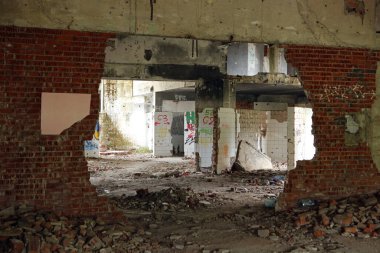 Saraybosna-Bosna-Hersek Kuşatması sırasında hasar gören İgman Dağı yakınlarındaki eski Olimpiyat Oteli