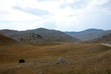 Bosna-Hersek 'in Lukomir köyü yakınlarındaki Dinarik Alplerinin manzarası