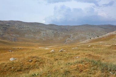 Bosna-Hersek 'in Lukomir köyü yakınlarındaki Dinarik Alplerinin manzarası