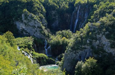 Hırvatistan 'ın Plitvice Gölleri Ulusal Parkı' nda çağlayanlar ve şelaleler
