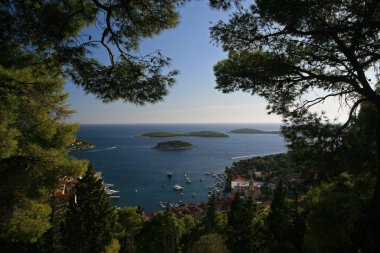 Hvar kenti ve Paklinski Adaları İspanyol kalesi, Hvar adası, Hırvatistan manzaralı