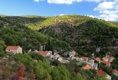 Malo Grablje, Küçük Grablje, hayalet köy, Hırvatistan 'ın Hvar adasındaki terk edilmiş köy