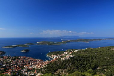 Hırvatistan 'ın Hvar adasındaki Napolyon kalesinden Paklinski Adaları ve Hvar kenti manzaralı