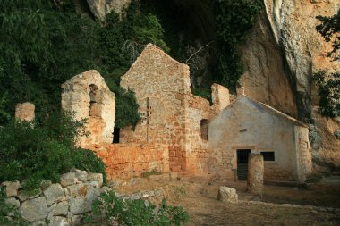 Hırvatistan 'ın Hvar adasındaki Sveta Nedilja köyü yakınlarındaki mağarada eski Augustinian manastırı