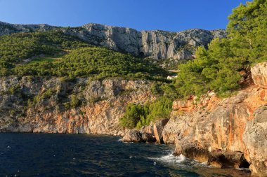 Hırvatistan 'ın Sveta Nedilja köyündeki Hvar adasının kıyı şeridi