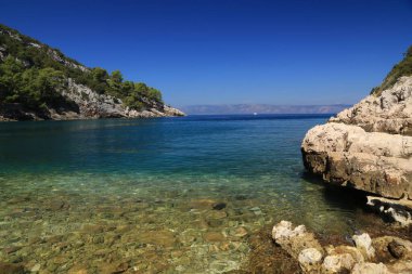 Hırvatistan 'ın Hvar adasının Vela Stiniva kentindeki sahil ve kıyı şeridi