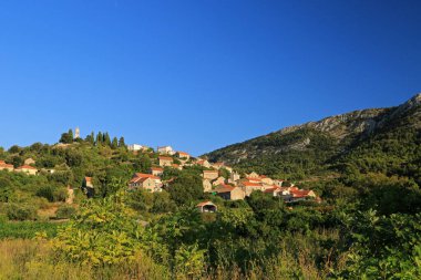 Hırvatistan 'ın Hvar Adası' ndaki Vrisnik köyünün manzarası