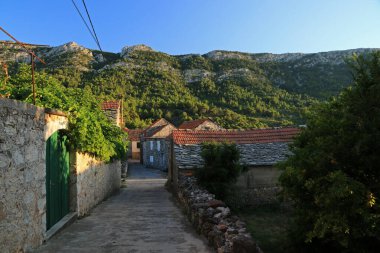 Hırvatistan 'ın Hvar Adası' ndaki Vrisnik köyünün manzarası