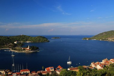 Hırvatistan 'ın Vis adasındaki Vis kentinin manzarası