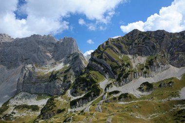 Karadağ 'ın en yüksek noktası olan Bobotov Kuk ile Durmitor Dağlarının manzarası