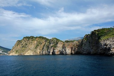 Karadağ 'ın Budva kenti yakınlarındaki kıyı şeridi manzarası