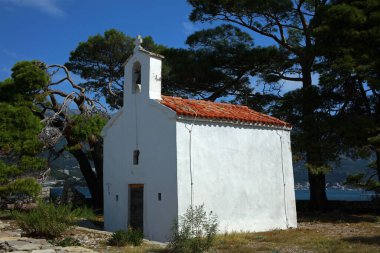 Karadağ 'ın Budva kenti yakınlarındaki Saint Nikola Adası' ndaki Ortaçağ Kilisesi