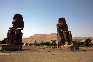 Memnon 'lu Colossi - Mısır' daki Theban Necropolis 'te Firavun Amenhotep III' ün heykelleri