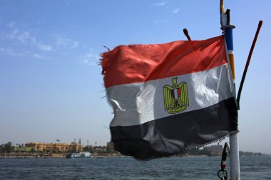 Nil nehri arkaplanlı mavi gökyüzünün Mısır bayrağı