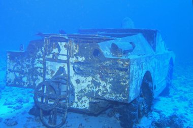 Mısır 'da Hurghada yakınlarında Kızıldeniz' de eski bir savaş aracı.