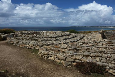 Cairn de Menez Dregan, İngiltere, Fransa