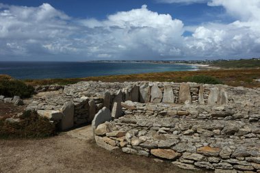 Cairn de Menez Dregan, İngiltere, Fransa