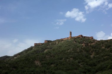 Jaipur, Hindistan 'daki Amber Kalesi' nden kasaba duvarlarının görüntüsü