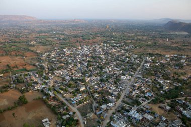 Hindistan 'da sıcak hava balonu uçuşunda kuş bakışı Rajasthan.