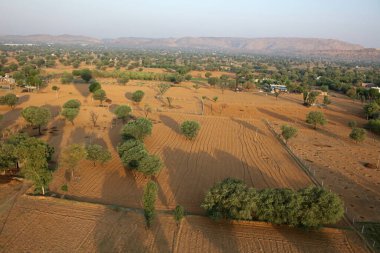 Hindistan 'da sıcak hava balonu uçuşunda kuş bakışı Rajasthan.