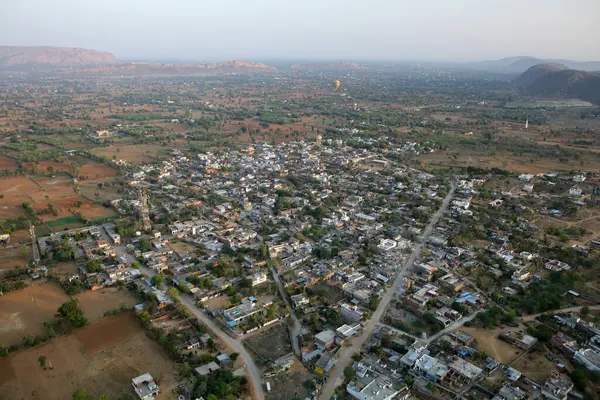 Hindistan 'da sıcak hava balonu uçuşunda kuş bakışı Rajasthan.