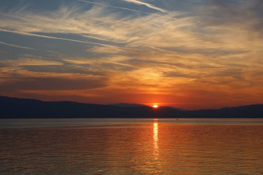 Kuzey Makedonya 'daki Ohri Gölü üzerinde gün batımı