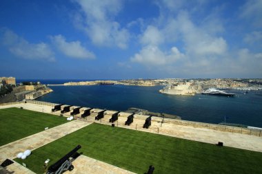 Grand Harbour, Valetta, Malta 'daki St. Angelo Kalesi' ne selamlar.