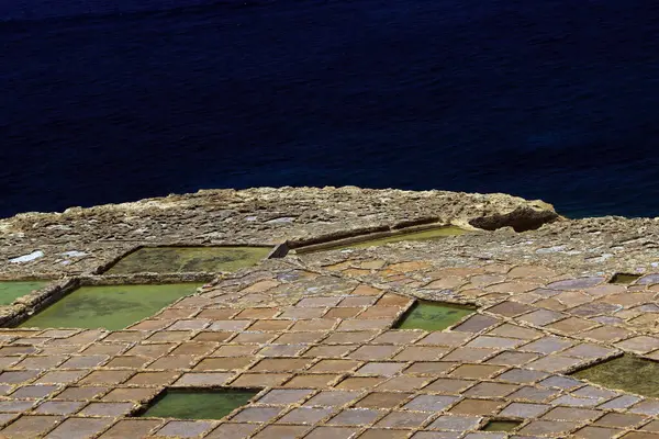 Saltpans, Qbajjar Körfezi Marsalforn 'un batısı, Gozo, Malta