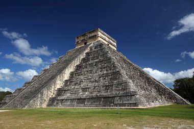 Chichen Itza kompleksindeki Kukulcan Tapınağı (El Castillo), Meksika 