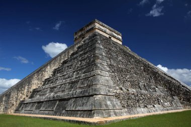 Chichen Itza kompleksindeki Kukulcan Tapınağı (El Castillo), Meksika 