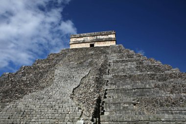Chichen Itza kompleksindeki Kukulcan Tapınağı (El Castillo), Meksika 