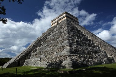 Chichen Itza kompleksindeki Kukulcan Tapınağı (El Castillo), Meksika 