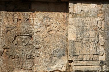 Chichen Itza, Yucatan, Meksika 'daki Kartallar Tapınağı ve Jaguarlar' da yardım