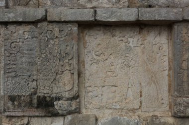 Chichen Itza, Yucatan, Meksika 'daki Kartallar Tapınağı ve Jaguarlar' da yardım