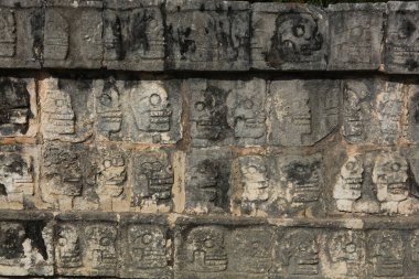 Chichen Itza, Yucatan, Meksika 'daki Tzompantli, ya da Kafatası Platformu