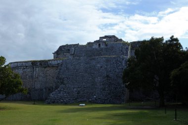 Chichen Itza, Yucatan, Meksika 'daki Las Monjas kompleksinde rahibelerin binaları
