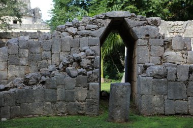 Chichen Itza kompleksi, Yucatan, Meksika 'daki Oyma Tahtalar Tapınağı' ndaki Corbel Arch.