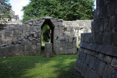 Chichen Itza kompleksi, Yucatan, Meksika 'daki Oyma Tahtalar Tapınağı' ndaki Corbel Arch.