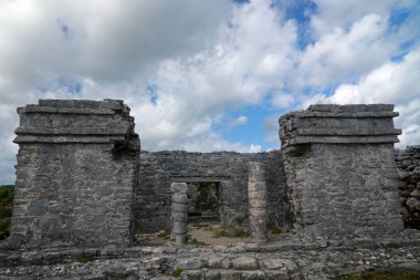 Cenote Evi - Meksika, Tulum 'daki arkeolojik alanda Maya harabeleri