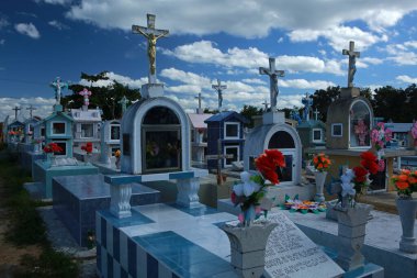 Rio Lagartos kasabasındaki yerel mezarlık, Yucatan, Meksika